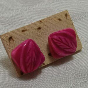 Unsigned designer shell fuschia new earrings on a piece of wood